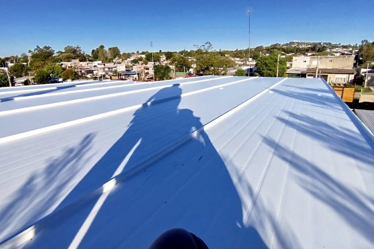 Techo de isopanel terminado sobre vivienda